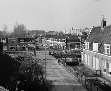 856444 Gezicht vanuit het seinhuis op de spoorwegovergang in de spoorlijn Utrecht-'s-Hertogenbosch aan het Houtensepad ...